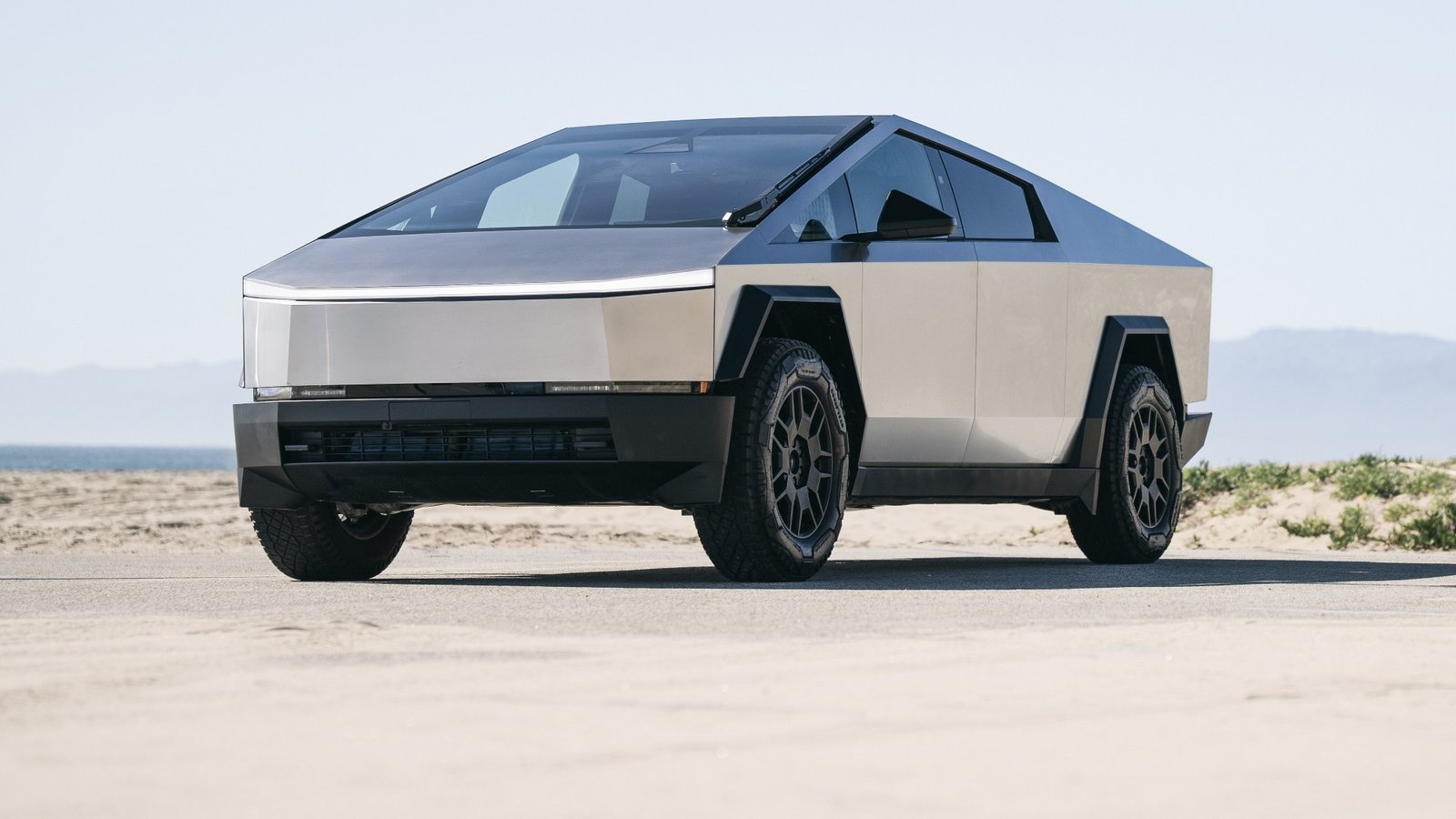 Nội thất tối giản và màn hình giải trí trung tâm cỡ lớn trên xe Tesla.