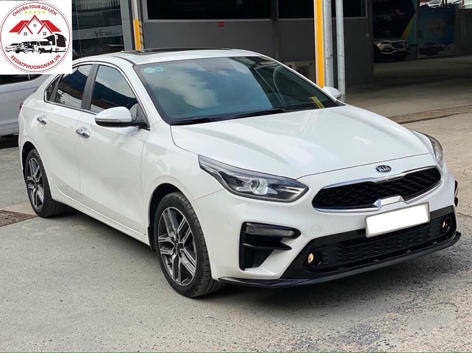 Nội thất xe 4 chỗ tầm trung với ghế bọc da sạch sẽ