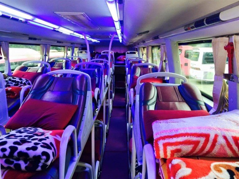 Nội thất xe giường nằm chất lượng cao với giường được lót đệm dày êm ái