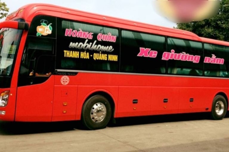 Nội thất xe giường nằm Hoàng Quân với các giường được đánh số rõ ràng cho hành khách dễ dàng chọn lựa