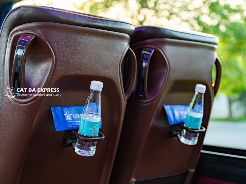 Nội thất xe khách hiện đại với ghế ngồi rộng rãi và tiện nghi trên tuyến đường