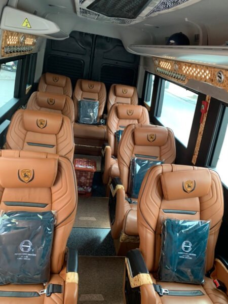 Nội thất xe limousine của nhà xe Hoàng Công với ghế ngả êm ái