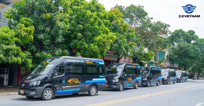 Nội thất xe limousine hiện đại với ghế da êm ái và tiện nghi
