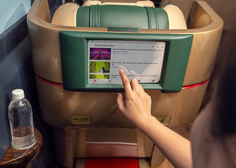 Nội thất xe limousine hiện đại với ghế massage và không gian rộng rãi cho chuyến đi Sài Gòn Vũng Tàu