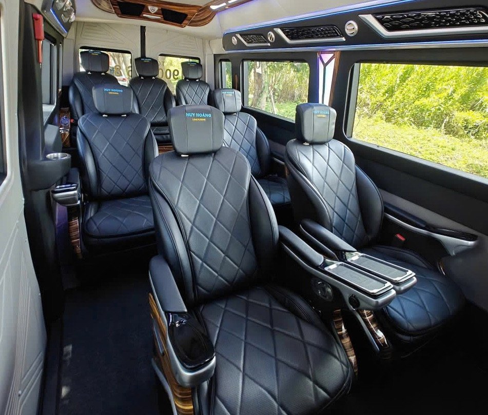 Nội thất xe limousine rộng rãi với ghế da êm ái và tiện nghi