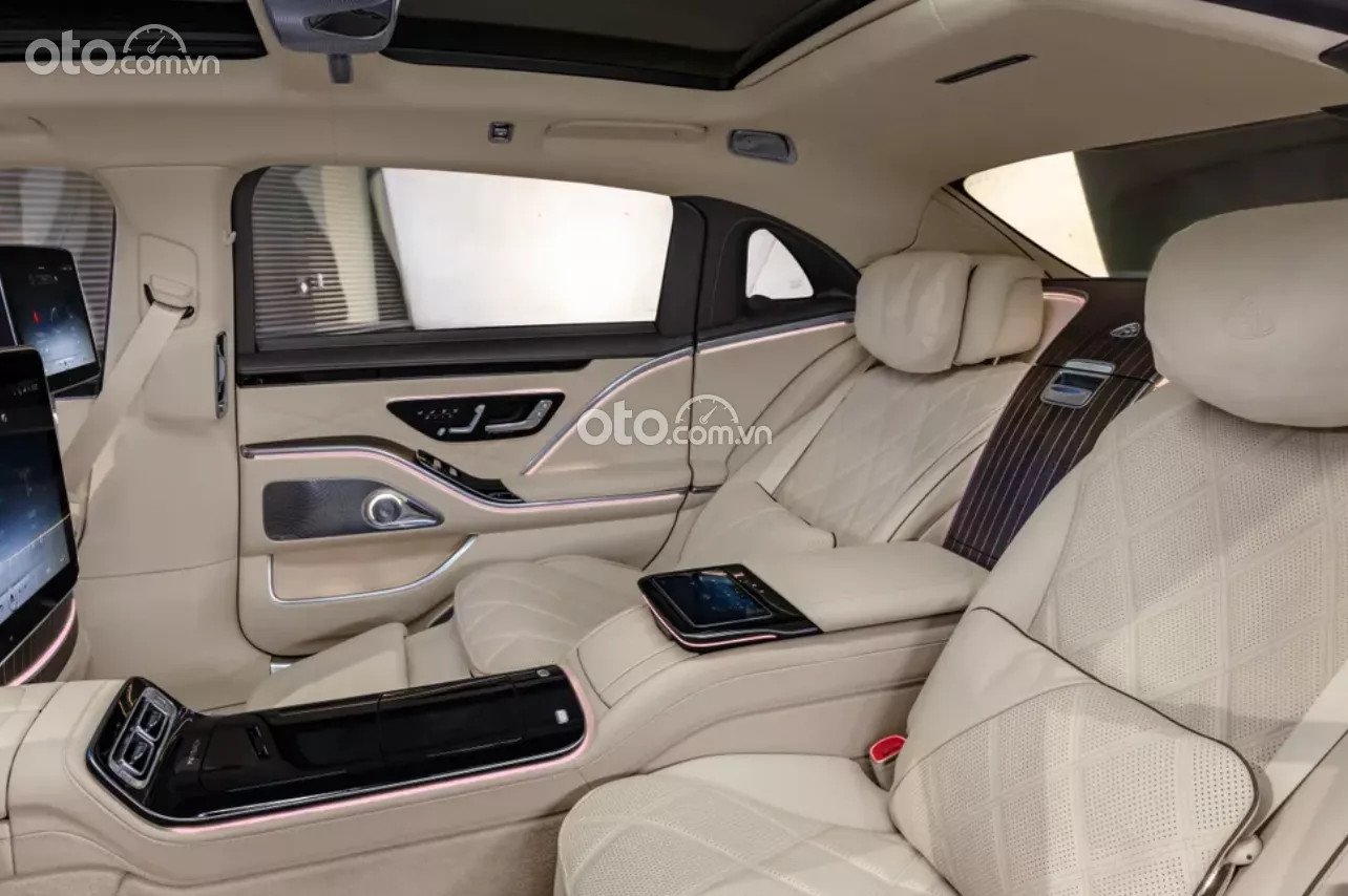 Nội thất xe Maybach S680, tập trung vào sự tiện nghi và công nghệ giải trí cho hàng ghế sau.