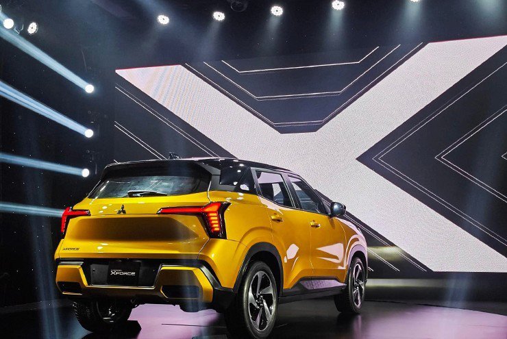 Nội thất xe Mitsubishi Xforce với màn hình kép và các chi tiết bọc vải chống bẩn