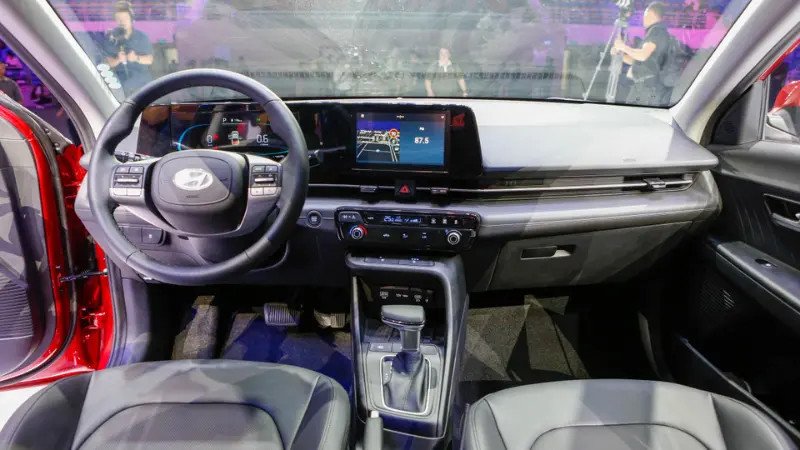 Nội thất xe ô tô 5 chỗ với màn hình giải trí lớn