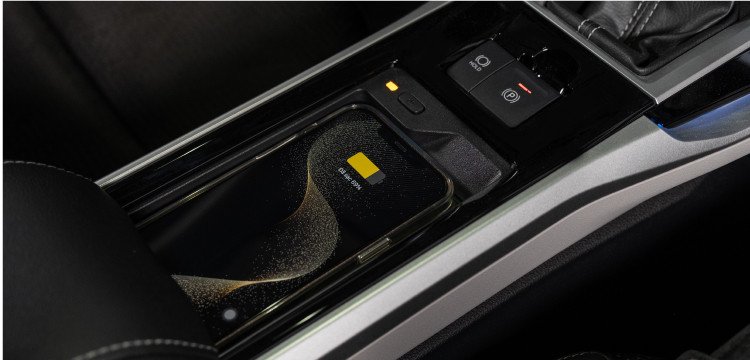 Nội thất xe Toyota Ly Thuong Kiet với ghế da cao cấp và sạc không dây