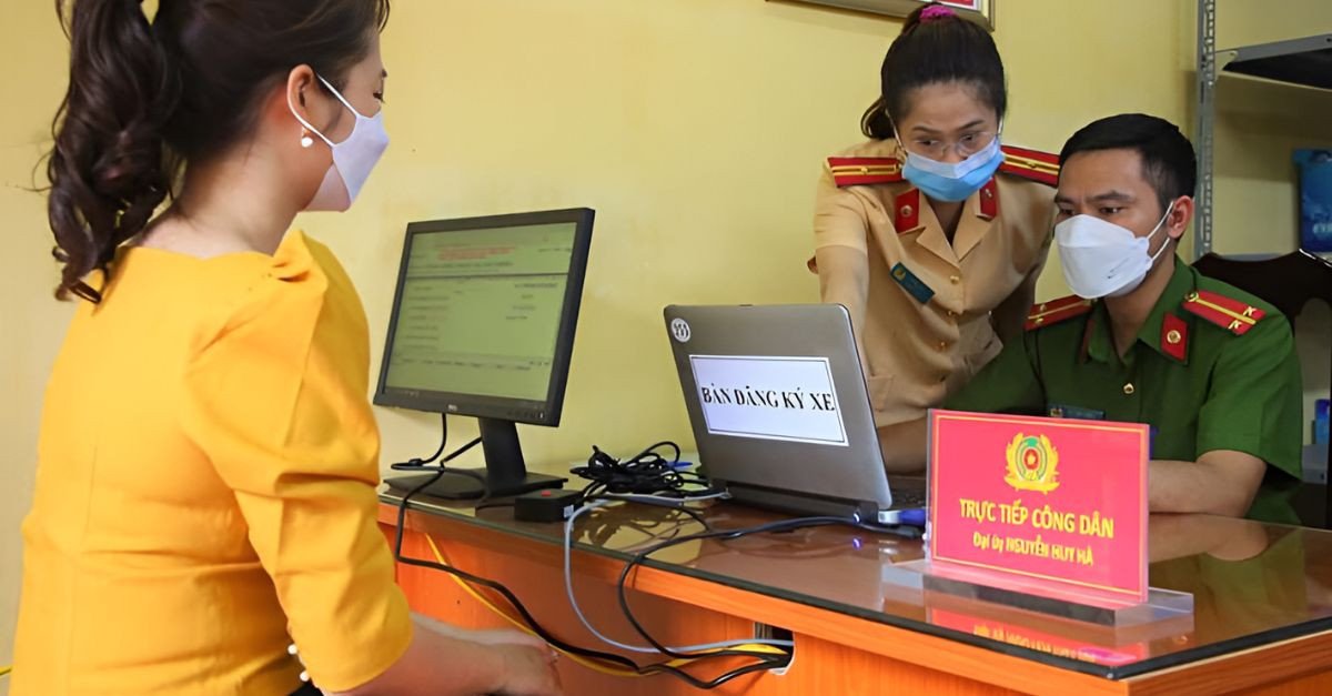 Biển 22 Ở Đâu: Khám Phá Tuyên Quang Qua Mã Đăng Ký Xe Nộp hồ sơ đăng ký xe tại cơ quan Công an tỉnh Tuyên Quang