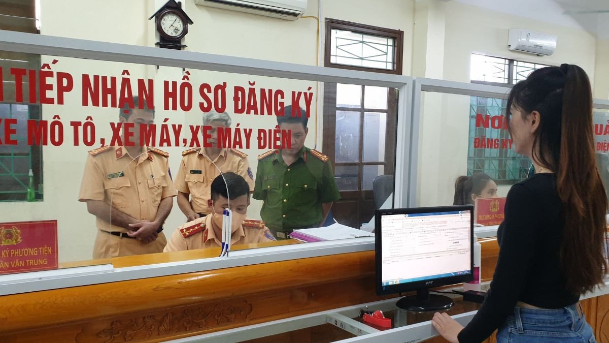 Nộp hồ sơ và các giấy tờ liên quan tại cơ quan đăng ký xe