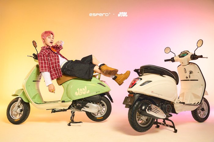 Nữ sinh đang kiểm tra lốp xe máy 50cc trước khi khởi hành