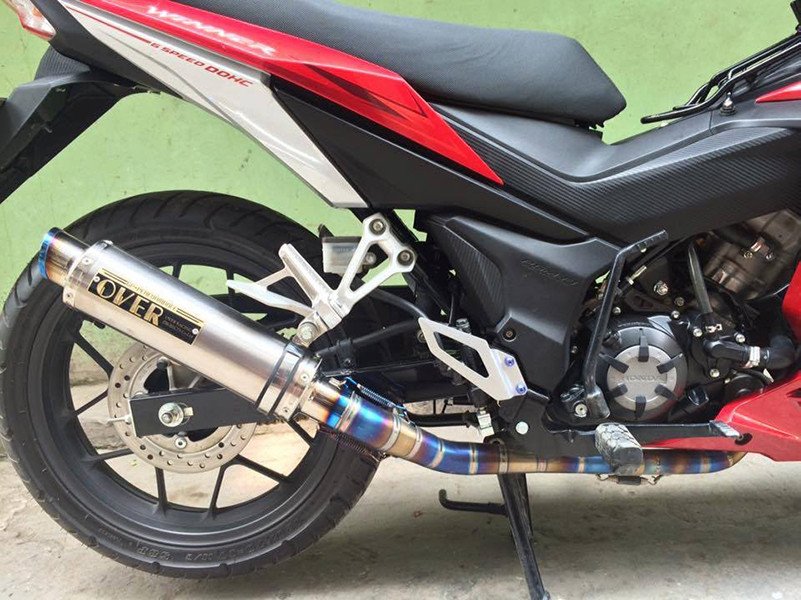 Ống xả độ thể thao gắn trên xe máy