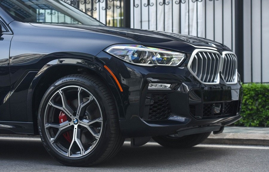 Phần đầu xe BMW X6 với thiết kế mạnh mẽ