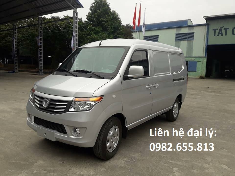 Phần đầu xe tải van 2 chỗ với thiết kế hiện đại và các chi tiết đèn pha rõ nét