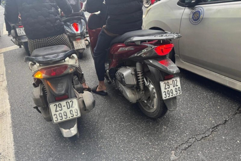 Phân tích hình ảnh hai xe máy có cùng biển số 29D2-399.99 trên đường phố Hà Nội