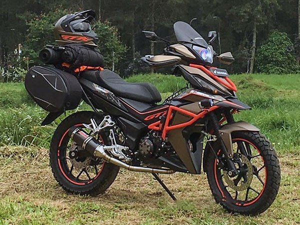 Phong cách xe độ để đi phượt địa hình với lốp gai và thùng đựng đồ