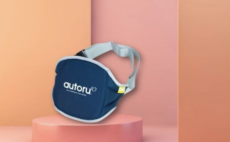 Phụ huynh chuẩn bị địu để chở em bé đi xe máy