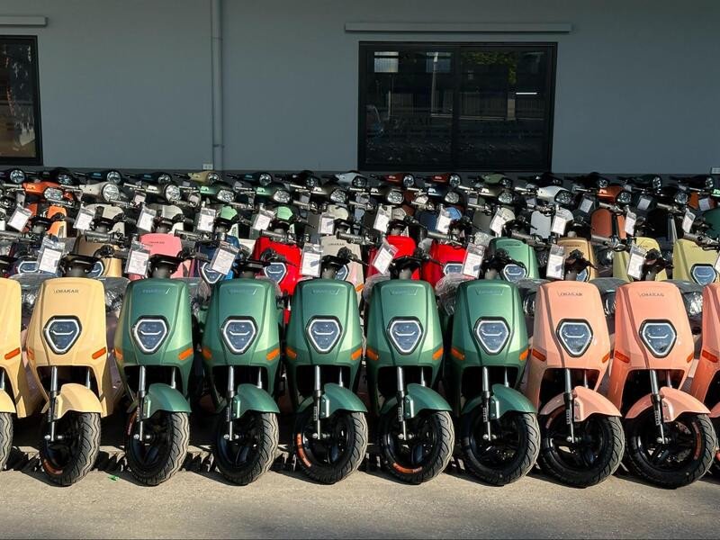 Phụ huynh và học sinh cấp 2 đang xem xét và tư vấn về xe đạp điện tại đại lý chính hãng