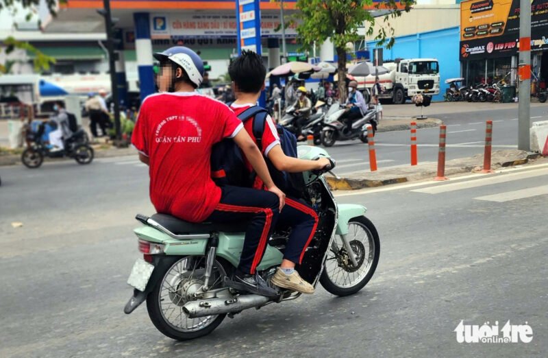Phụ huynh và học sinh vẫn phớt lờ việc đội mũ bảo hiểm khi đi xe máy trên đường phố