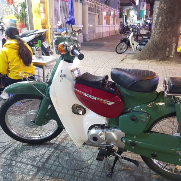 Phụ kiện thùng giữa gắn trên xe máy giúp tăng không gian chứa đồ