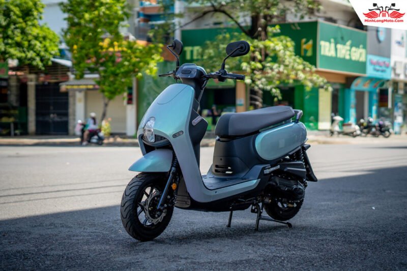 Phụ nữ lái xe tay ga nhỏ gọn