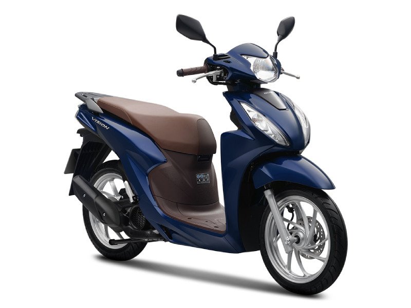 Phụ nữ nhỏ nhắn đang chống chân chống xe tay ga một cách vững vàng