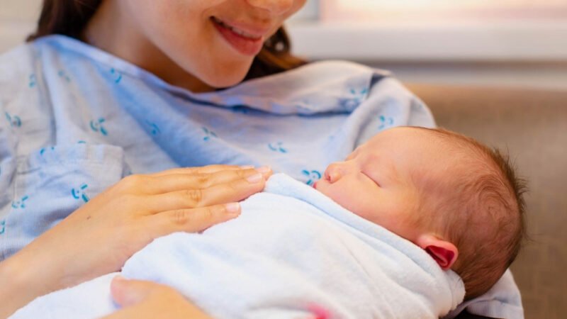 Phụ nữ sau sinh cần thời gian để cơ thể hồi phục khả năng vận động trước khi lái xe máy