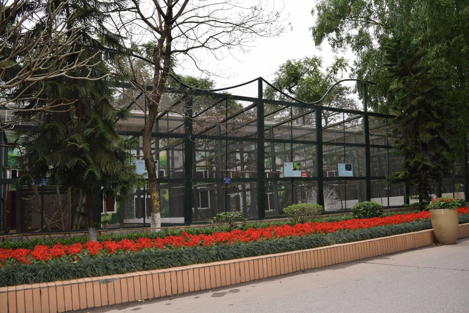 Phương tiện di chuyển đa dạng giúp du khách dễ dàng tiếp cận công viên Thủ Lệ