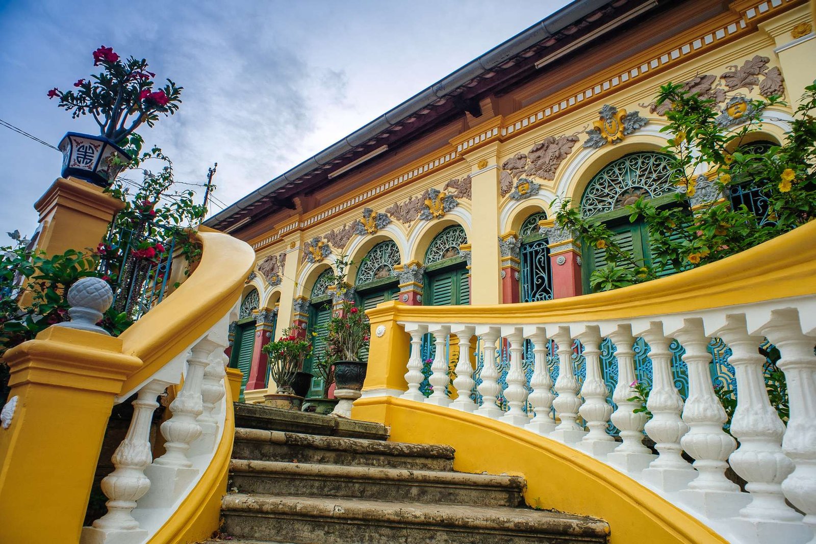 Phương tiện di chuyển gần khu vực sân bay