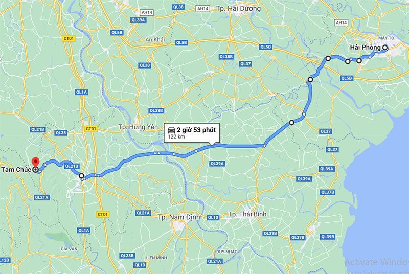 Phương tiện xe máy di chuyển trên đường tỉnh lộ an toàn