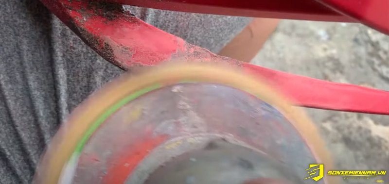 Quá trình hàn vá nhựa xe máy tại tiệm hàn nhựa xe máy gần đây trước khi hoàn thiện bề mặt