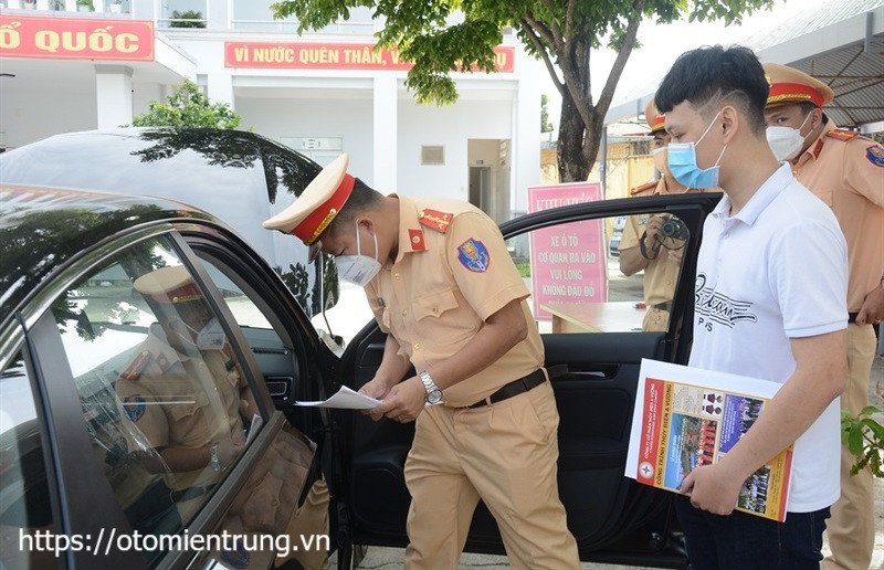 Quá trình kiểm tra hồ sơ đăng ký xe tại cơ quan công an Đà Nẵng