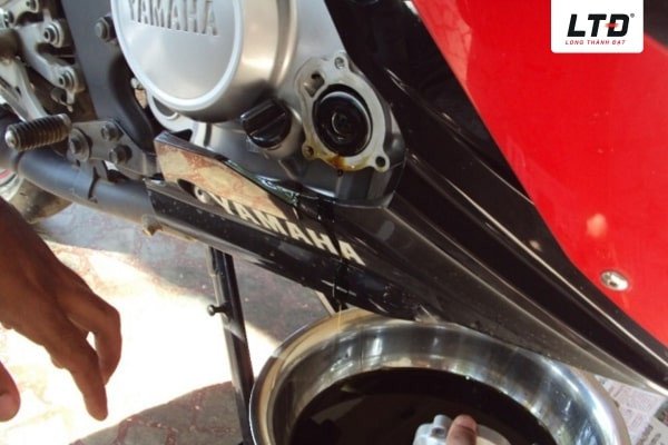 Quá trình kiểm tra và sửa chữa rò rỉ dầu