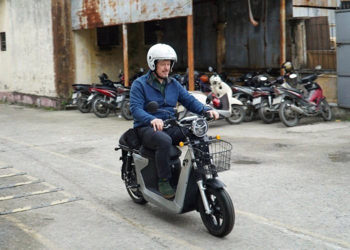 Quá trình sạc đầy pin xe máy điện