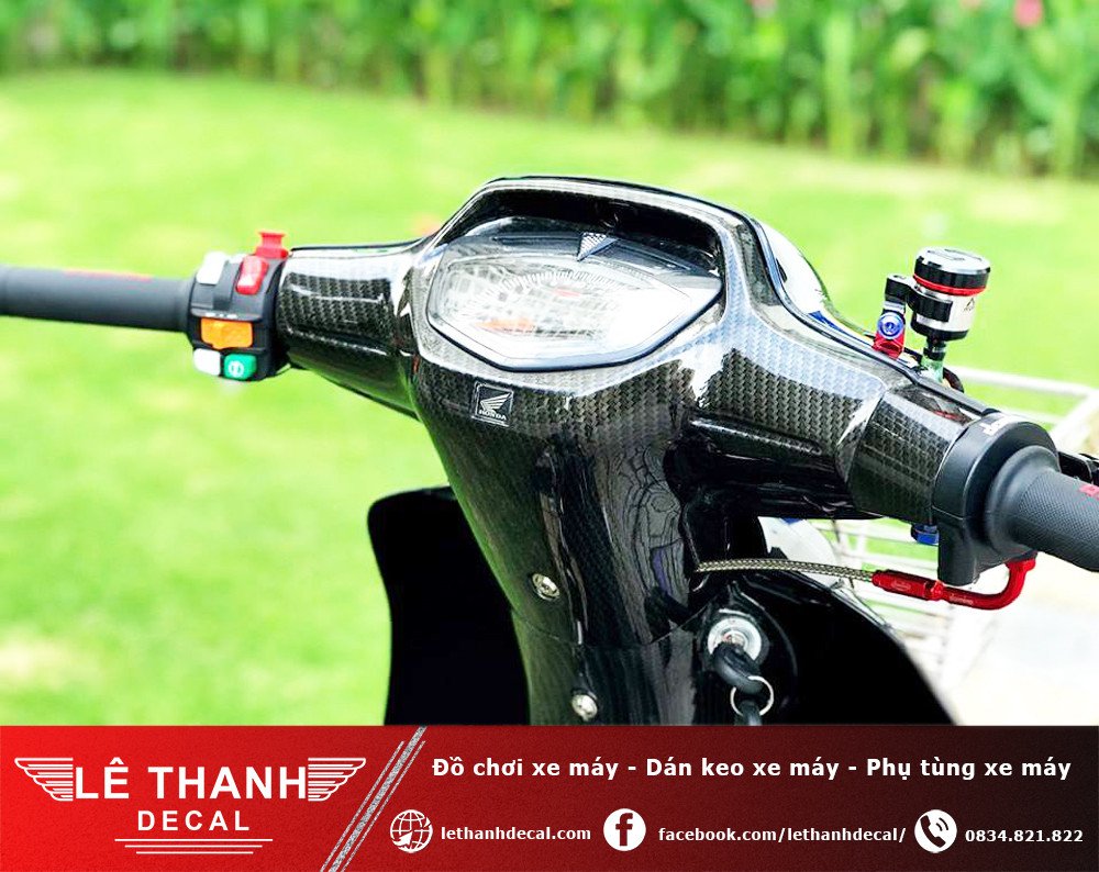 Quá trình thợ thi công dán decal carbon lên các chi tiết nhựa của xe