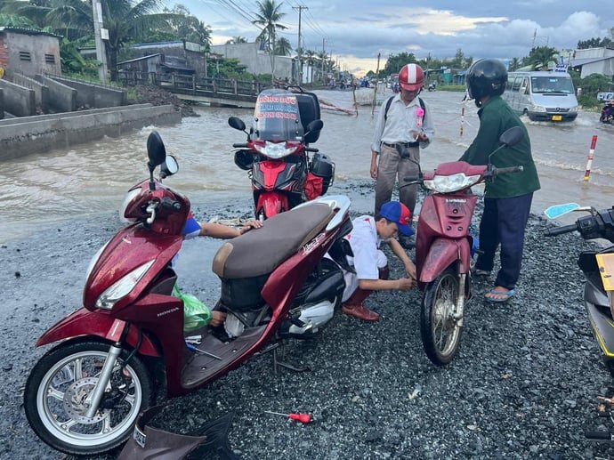 Quận đoàn Ninh Kiều phối hợp với Ban An toàn Giao thông TP Cần Thơ và Công ty TNHH Hồng Đức tổ chức các điểm chốt cứu hộ xe máy khi thủy triều dâng cao trên địa bàn quận Ninh Kiều.
