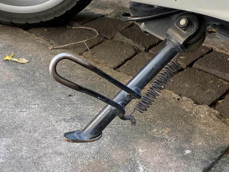 Quan sát cận cảnh một trụ đỡ xe bị nghiêng so với vị trí tiêu chuẩn