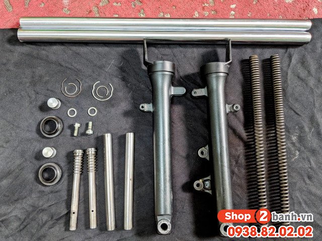 Quan sát dấu hiệu dầu nhớt chảy ra ngoài ở thân phuộc là dấu hiệu cần bảo dưỡng giảm xóc