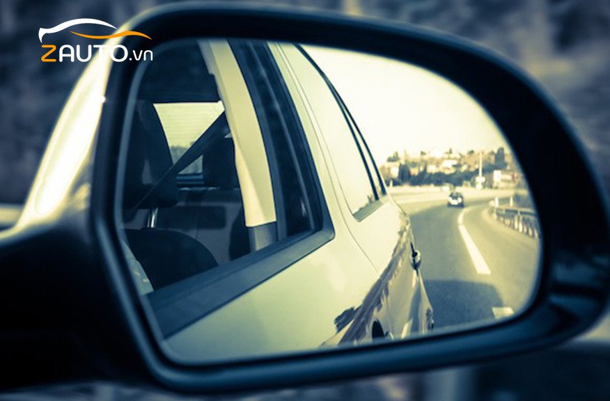 Quan sát gương chiếu hậu kỹ lưỡng là một phần của việc trả thẳng lái đúng lúc