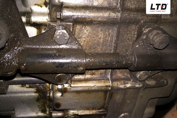 Quan sát vệt dầu dưới gầm xe để xác định xe máy bị chảy nhớt