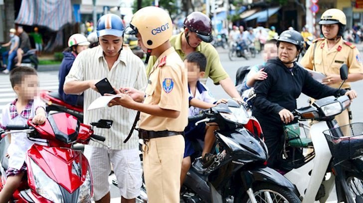 Quy định về việc mang theo giấy phép lái xe máy khi tham gia giao thông