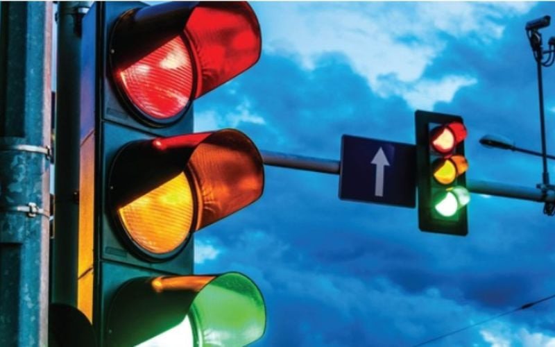 Quy định xử phạt vượt đèn đỏ xe máy và ô tô năm 2025 theo Nghị định 168