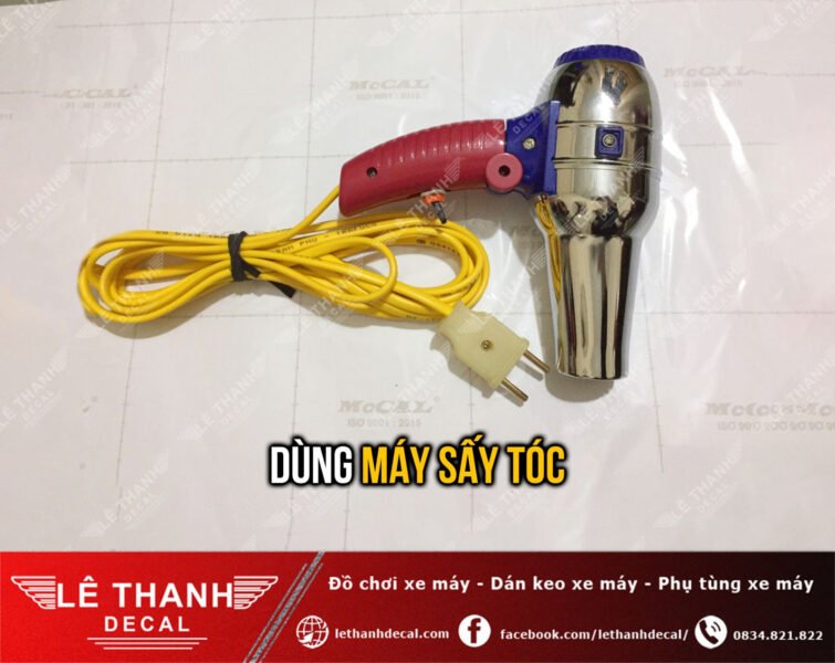 Quy trình làm mềm keo decal bằng máy sấy tóc trên xe máy