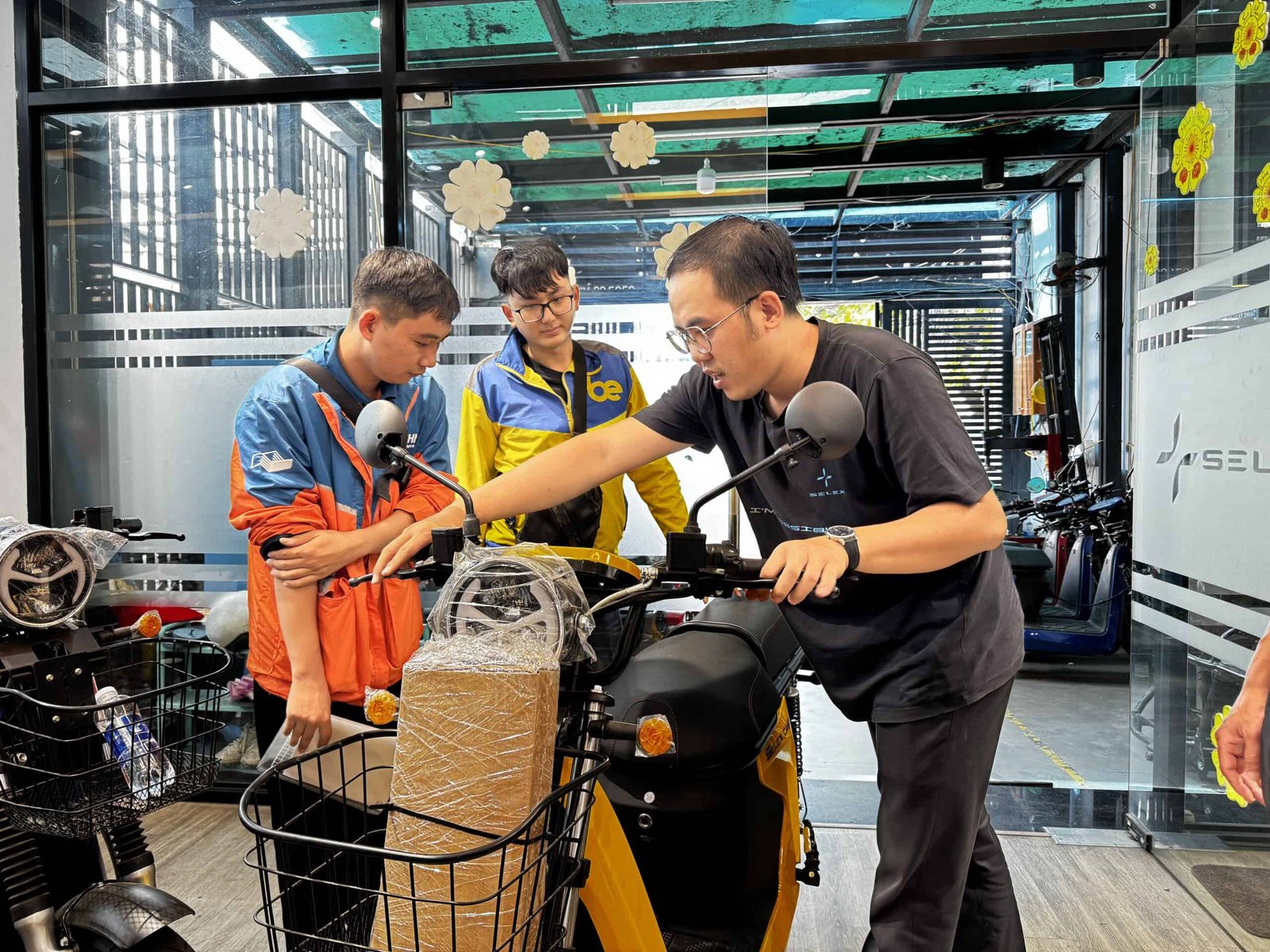 Quy trình lắp đặt gương chiếu hậu trên xe điện đúng cách