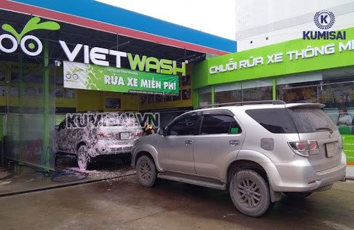 Quy trình rửa xe máy chuyên nghiệp tại một cơ sở ở trung tâm thành phố