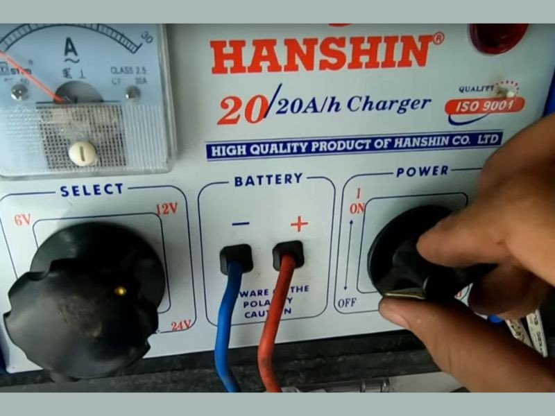 Quy trình sạc bình ắc quy xe máy bằng bộ sạc thủ công