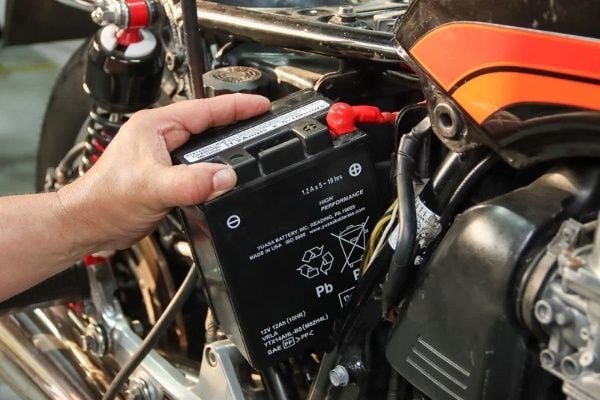 Quy trình sạc bình xe máy đúng cách tại nhà