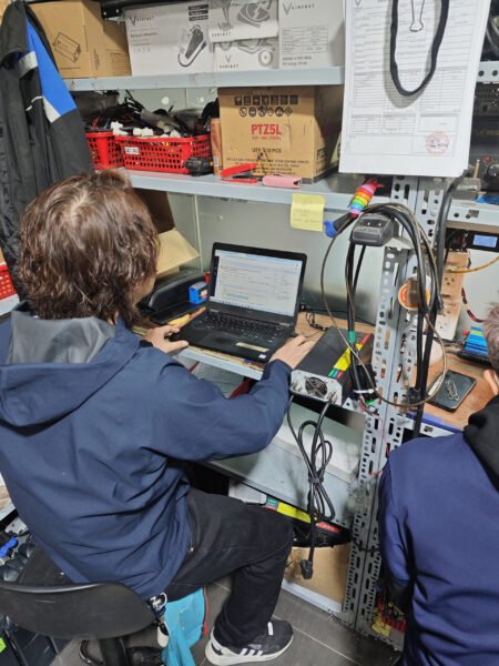 Quy trình sạc pin xe máy điện VinFast Feliz đúng cách