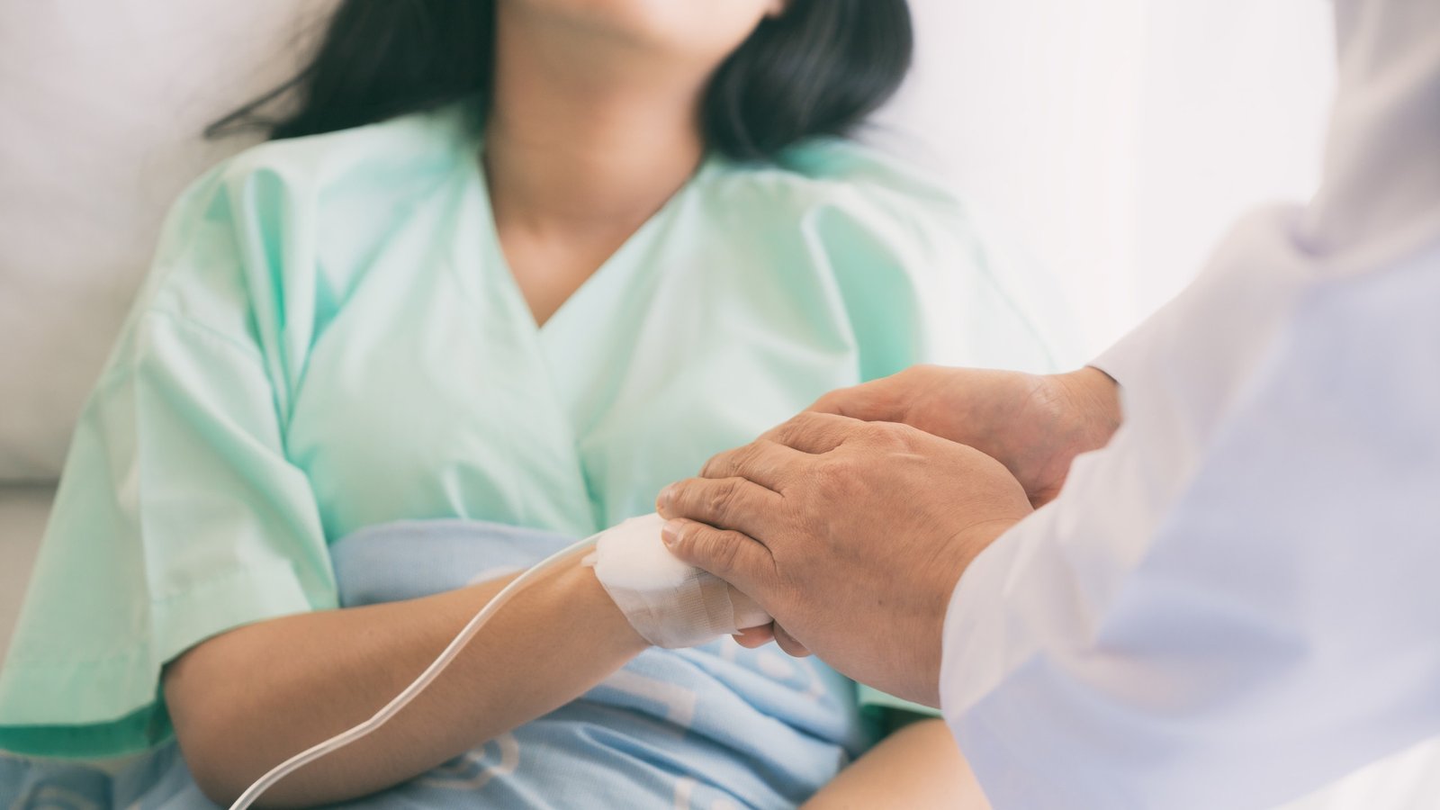 Rung lắc khi đi xe máy sau sảy thai có thể gây tổn thương tử cung